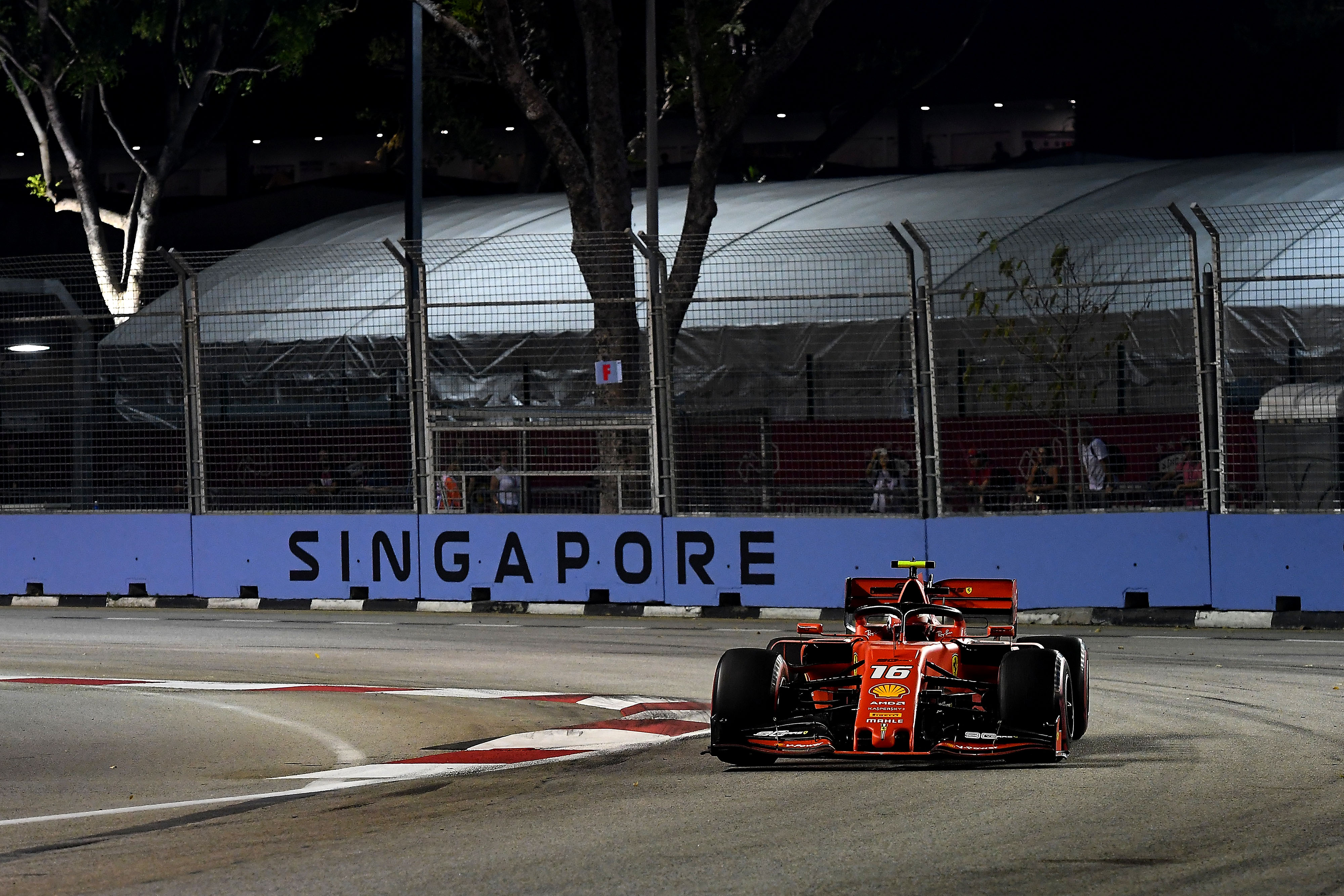 Charles Leclerc durant son tour de pole lors des qualifications du Grand Prix de Singapour 2019.